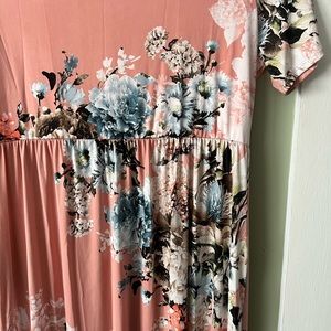 Short sleeve floral maxi dress!